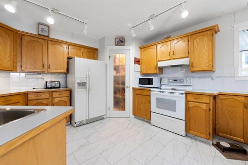 158 Somerglen Road Sw, Calgary, AB - Indoor Photo Showing Kitchen