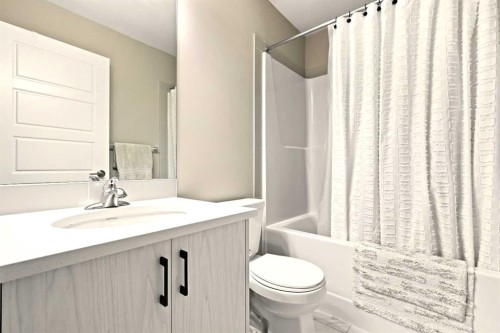 410 Cranbrook Walk Se, Calgary, AB - Indoor Photo Showing Bathroom