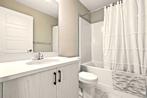 410 Cranbrook Walk Se, Calgary, AB - Indoor Photo Showing Bathroom
