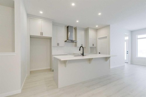 186 Creekside Manor Sw, Calgary, AB - Indoor Photo Showing Kitchen