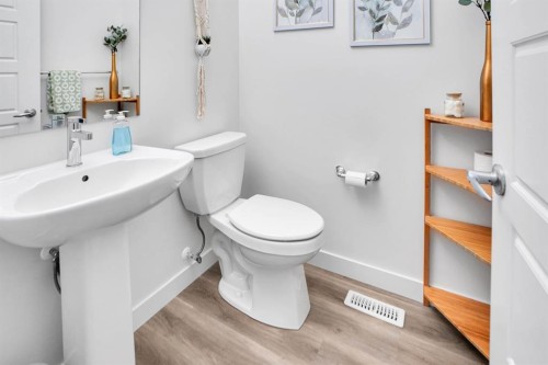 40 Belmont Heath Sw, Calgary, AB - Indoor Photo Showing Bathroom