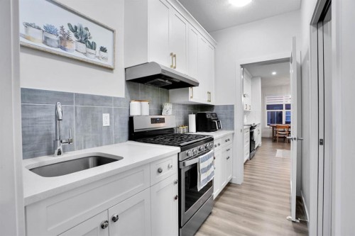 40 Belmont Heath Sw, Calgary, AB - Indoor Photo Showing Kitchen