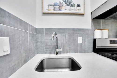 40 Belmont Heath Sw, Calgary, AB - Indoor Photo Showing Kitchen