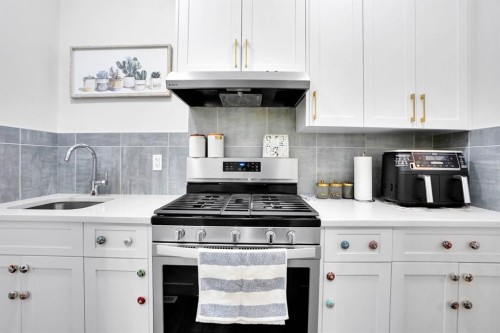 40 Belmont Heath Sw, Calgary, AB - Indoor Photo Showing Kitchen