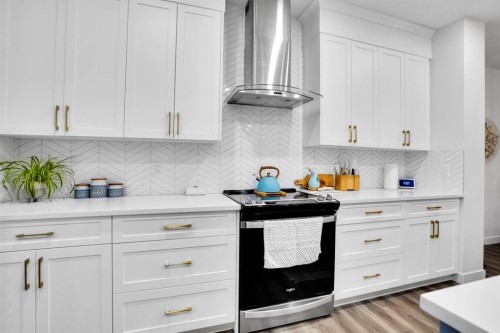 40 Belmont Heath Sw, Calgary, AB - Indoor Photo Showing Kitchen