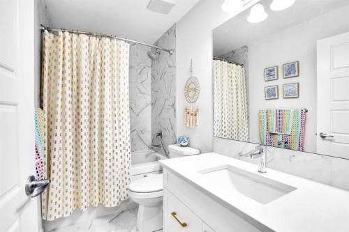 40 Belmont Heath Sw, Calgary, AB - Indoor Photo Showing Bathroom