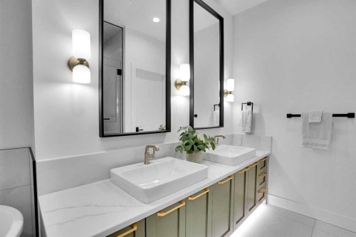 605 29 Avenue Nw, Calgary, AB - Indoor Photo Showing Bathroom