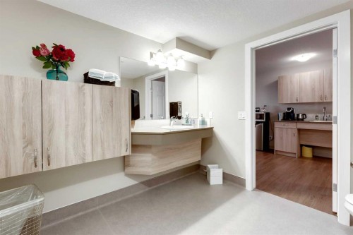 425-2635 Eversyde Avenue Sw, Calgary, AB - Indoor Photo Showing Bathroom