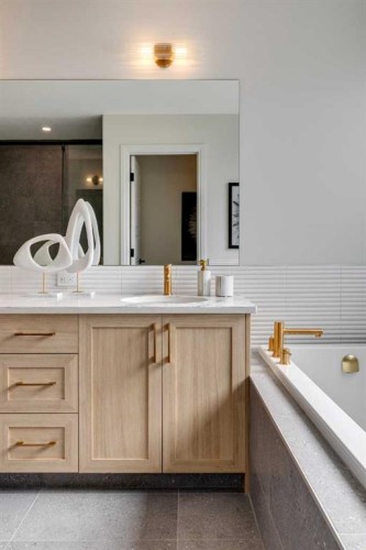 177 Mitchell Road Nw, Calgary, AB - Indoor Photo Showing Bathroom