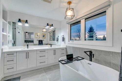 4528 Vegas Road Nw, Calgary, AB - Indoor Photo Showing Bathroom