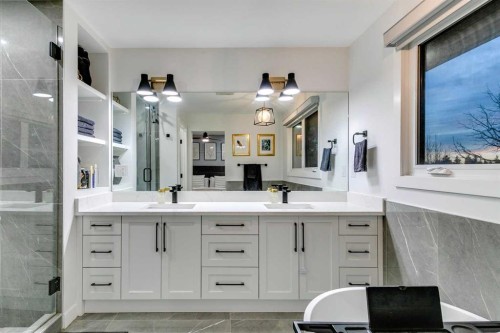 4528 Vegas Road Nw, Calgary, AB - Indoor Photo Showing Bathroom