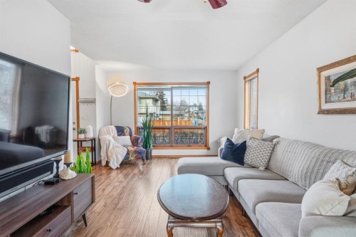 4507 37 Avenue Sw, Calgary, AB - Indoor Photo Showing Living Room