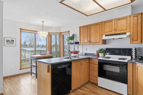 4507 37 Avenue Sw, Calgary, AB - Indoor Photo Showing Kitchen With Double Sink
