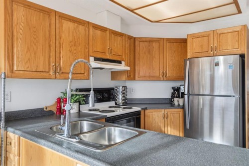4507 37 Avenue Sw, Calgary, AB - Indoor Photo Showing Kitchen With Double Sink