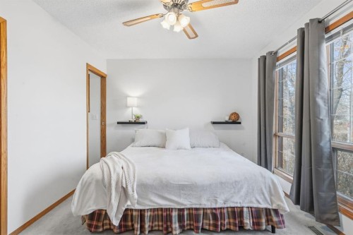 4507 37 Avenue Sw, Calgary, AB - Indoor Photo Showing Bedroom
