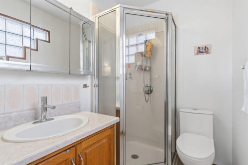 4507 37 Avenue Sw, Calgary, AB - Indoor Photo Showing Bathroom