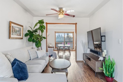 4507 37 Avenue Sw, Calgary, AB - Indoor Photo Showing Living Room
