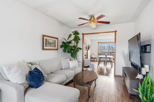 4507 37 Avenue Sw, Calgary, AB - Indoor Photo Showing Living Room