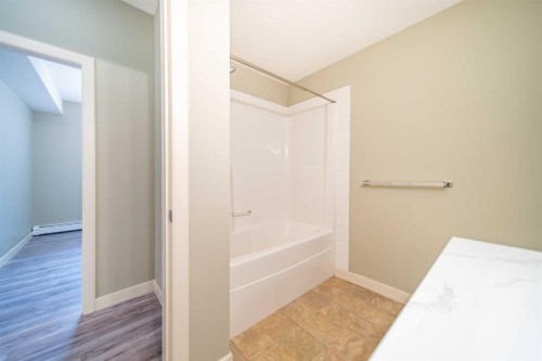 114-156 Country Village Circle Ne, Calgary, AB - Indoor Photo Showing Bathroom
