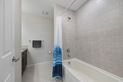 418 Windrow Common Sw, Airdrie, AB - Indoor Photo Showing Bathroom