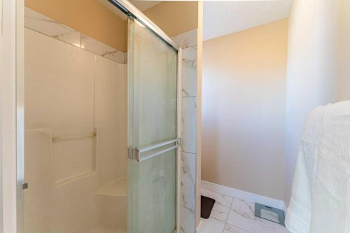 1241 Westmount Drive, Strathmore, AB - Indoor Photo Showing Bathroom