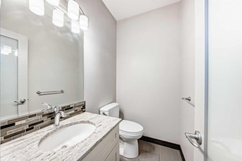 3825 1 Street Ne, Calgary, AB - Indoor Photo Showing Bathroom