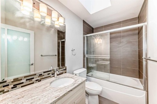 3825 1 Street Ne, Calgary, AB - Indoor Photo Showing Bathroom