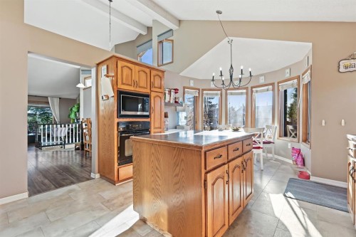 123 Mckerrell Crescent Se, Calgary, AB - Indoor Photo Showing Kitchen