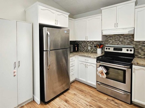 94 Hidden Spring Green Nw, Calgary, AB - Indoor Photo Showing Kitchen