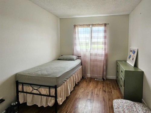 94 Hidden Spring Green Nw, Calgary, AB - Indoor Photo Showing Bedroom