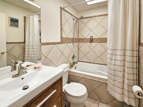 94 Hidden Spring Green Nw, Calgary, AB - Indoor Photo Showing Bathroom