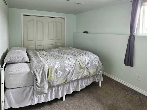 94 Hidden Spring Green Nw, Calgary, AB - Indoor Photo Showing Bedroom