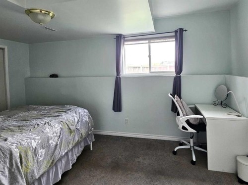 94 Hidden Spring Green Nw, Calgary, AB - Indoor Photo Showing Bedroom