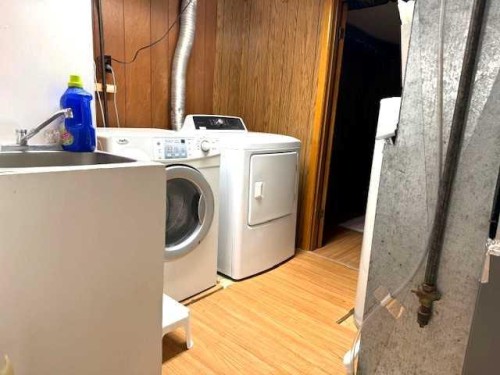 1436 Robson Crescent Se, Calgary, AB - Indoor Photo Showing Laundry Room