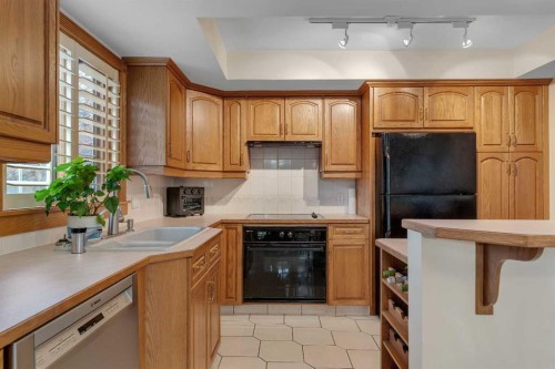 204 Paliswood Park Sw, Calgary, AB - Indoor Photo Showing Kitchen