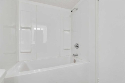 2948 Doverville Crescent Se, Calgary, AB - Indoor Photo Showing Bathroom