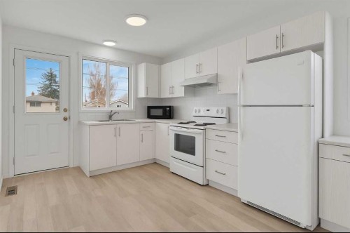 2948 Doverville Crescent Se, Calgary, AB - Indoor Photo Showing Kitchen