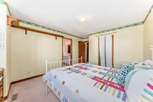 67 Evergreen Rise Sw, Calgary, AB - Indoor Photo Showing Bedroom