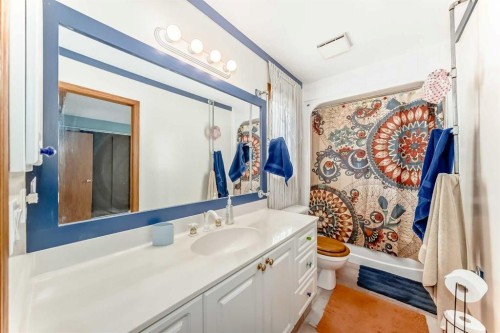 67 Evergreen Rise Sw, Calgary, AB - Indoor Photo Showing Bathroom
