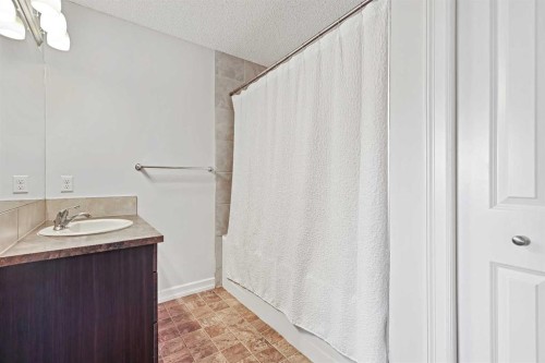148 Copperpond Boulevard Se, Calgary, AB - Indoor Photo Showing Bathroom