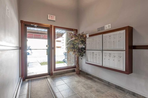 102-611 67 Avenue Sw, Calgary, AB - Indoor Photo Showing Other Room