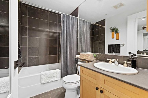 305-836 15 Avenue Sw, Calgary, AB - Indoor Photo Showing Bathroom
