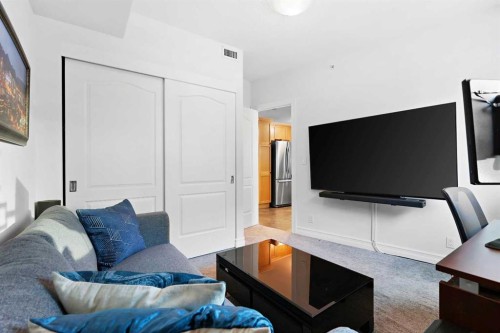 305-836 15 Avenue Sw, Calgary, AB - Indoor Photo Showing Living Room