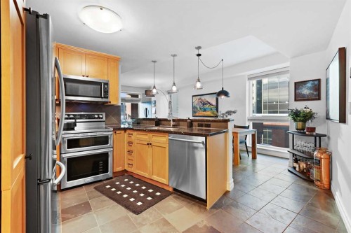 305-836 15 Avenue Sw, Calgary, AB - Indoor Photo Showing Kitchen