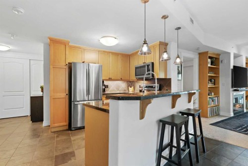 305-836 15 Avenue Sw, Calgary, AB - Indoor Photo Showing Kitchen With Upgraded Kitchen