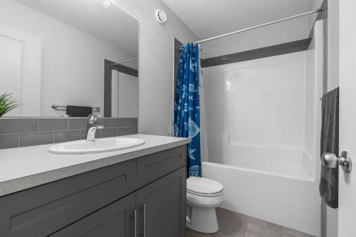 96 Belmont Terrace Sw, Calgary, AB - Indoor Photo Showing Bathroom