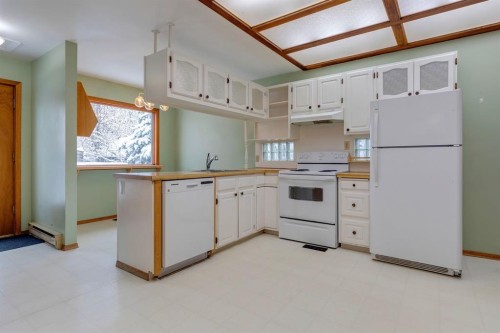 77 Elma Street West, Okotoks, AB - Indoor Photo Showing Kitchen
