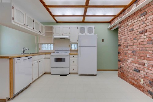 77 Elma Street West, Okotoks, AB - Indoor Photo Showing Kitchen