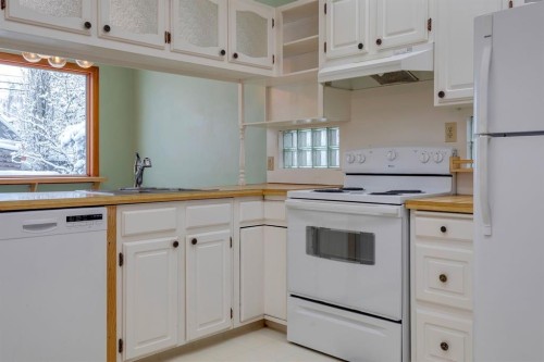 77 Elma Street West, Okotoks, AB - Indoor Photo Showing Kitchen