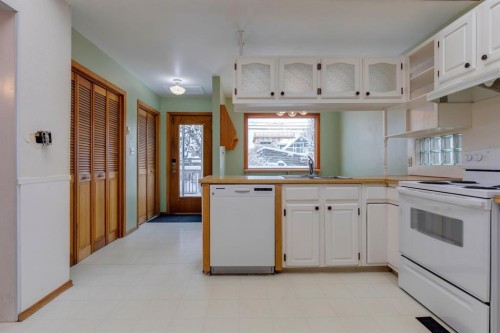 77 Elma Street West, Okotoks, AB - Indoor Photo Showing Kitchen